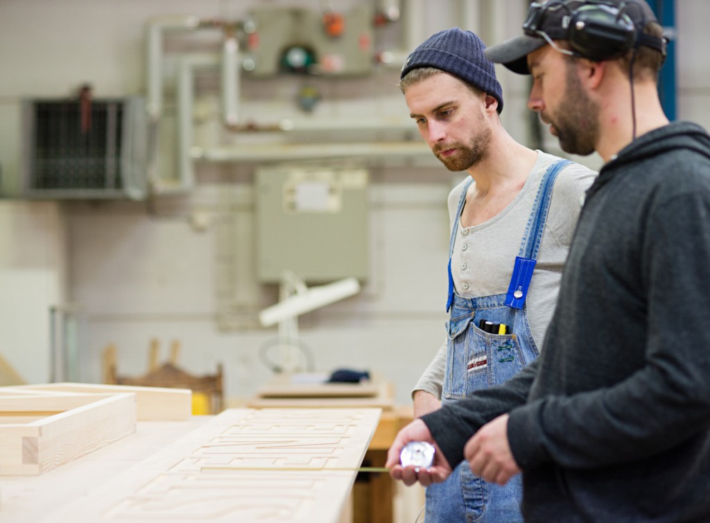 Joakim King från Trähantverk Möbelsnickeri och Jonathan Bjärbo från Finsnickeri samtalar om arbetet. ©Martin Gustavsson